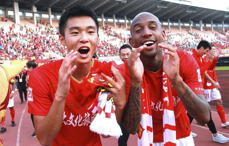 亚冠赛程吃紧,浙江队加时末段止住颓势,球迷炸锅,训练强度明显提升(亚冠香港球迷骂) 亚冠赛程吃紧,浙江队加时末段止住颓势,球迷炸锅,训练强度明显提升(亚冠香港球迷骂)